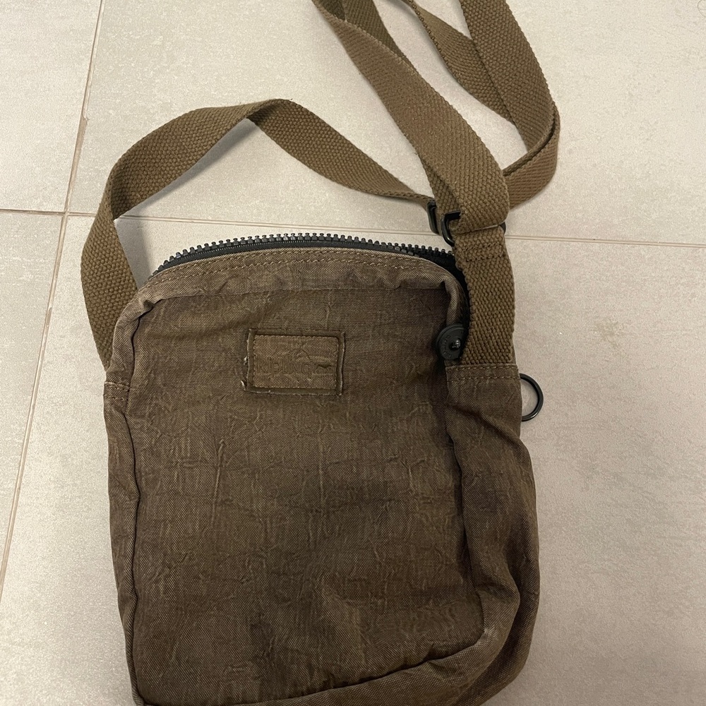 lightly used military green kipling purse with numerous pockets and back inside
